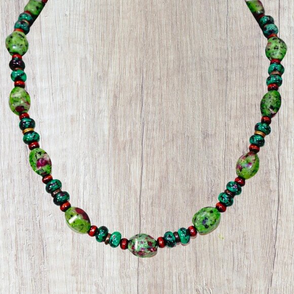 Green agate stone bead necklace with brown wood beads and small metal beads - Picture 13 of 15